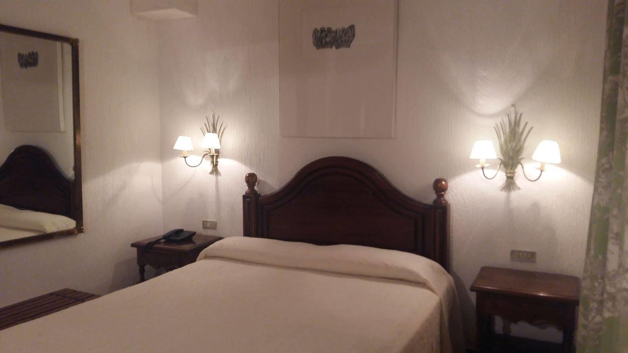 Hotel Tres Coronas De Silos Санто Доминго де Силос Екстериор снимка